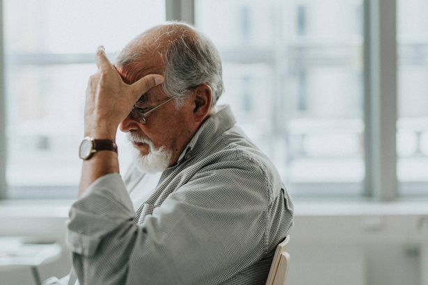 المتقاعد المسن تركت من قبل حالة الفواتير ، الرأس في أيدي