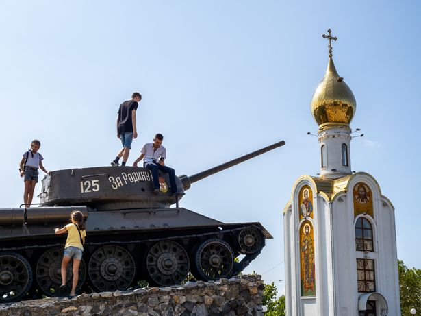 يستخدم خزان T-34 الذي تم إيقافه كإطار تسلق في Tiraspol ، عاصمة Transnistria 