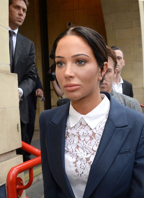 Tulisa Contostavlos خارج المحكمة