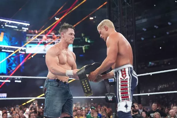 إيست راذرفورد ، نيو جيرسي - 03 أغسطس: يسلم جون سينا لقب بطولة WWE بلا منازع لكودي رودس خلال سمرسلام في ملعب Metlife في 3 أغسطس 2025 في شرق راذرفورد ، نيو جيرسي. (تصوير ريتش فريدا/WWE عبر Getty Images)