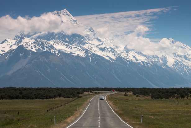 الطريق إلى My.cook ، ومتنزه Mount Cook National مع Mountain و Blue Sky ، ونيوزيلندا