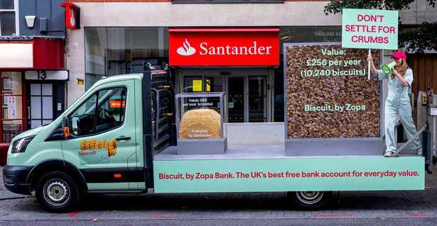 يقود بنك Zopa 10،240 بسكويتًا عبر وسط لندن لإظهار القيمة الحقيقية للتبديل عندما يغلق Santander حسابه 123 Lite