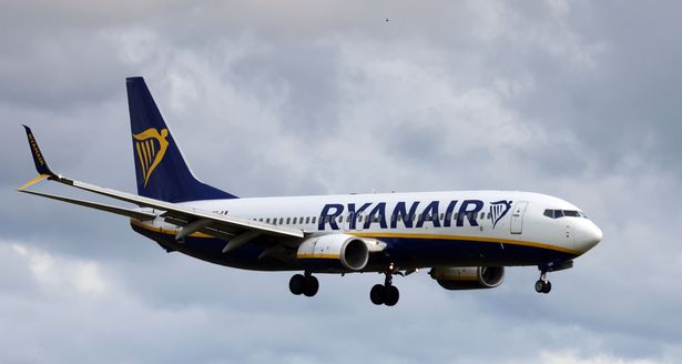 صورة طائرة Ryanair في الهواء