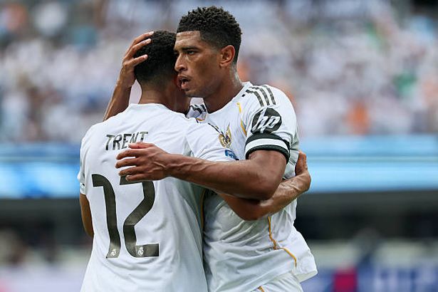 يحتضن جود بيلينجهام من ريال مدريد CF (L) وترينت ألكساندر-أرنولد من ريال مدريد CF (R) خلال مباراة كأس العالم للنادي FIFA 2025 بين ريال مدريد CF و CF Pachuca في ملعب بنك أوف أمريكا في 22 يونيو 2025 في شارلوت ، نورث كارولينا.