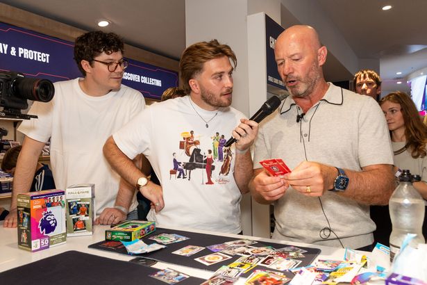 كان شيرر في الحضور للاحتفال بإطلاق مجموعة Topps Premier League 2025-26