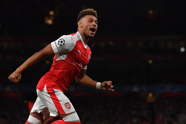 يحتفل Lex Oxlade-Chamberlain بتسجيل هدف فريقه الثالث خلال مباراة كرة القدم في دوري أبطال أوروبا في الاتحاد الأوروبي بين أرسنال و Ludogorets Razgrad 
