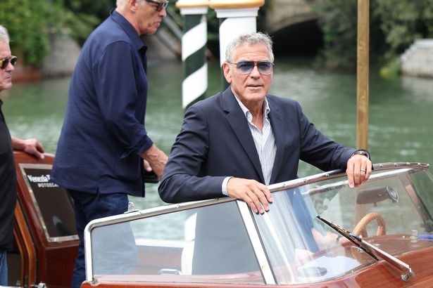 تم تصوير هوليوود A-Lister ، 64 عامًا ، للوصول إلى البندقية في سيارة أجرة مائية يوم الثلاثاء
