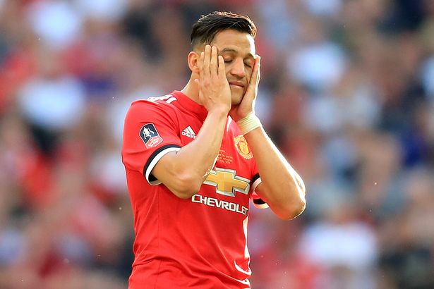 يمسك أليكسيس سانشيز من مان يوتك رأسه في يديه خلال نهائي كأس الاتحاد الإنجليزي الإماراتي بين تشيلسي ومانشستر يونايتد
