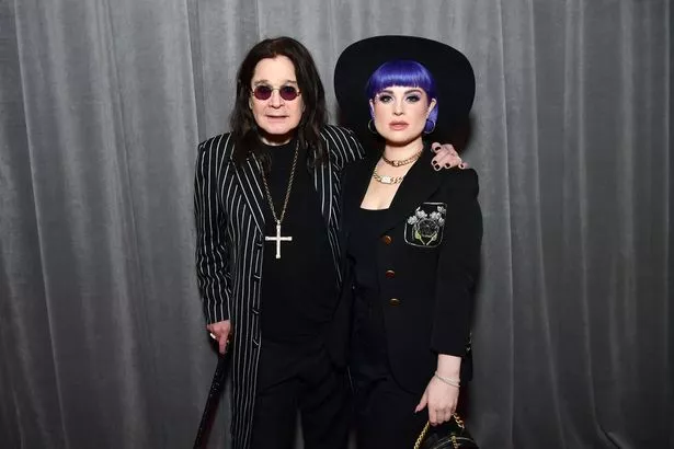 وقفت Ozzy Osbourne و Kelly Osbourne ، وكلاهما باللون الأسود ، بجانب بعضهما البعض في عام 2020.