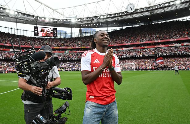 يتم تقديم Eberechi Eze إلى المشجعين قبل مباراة الدوري الممتاز بين Arsenal و Leeds United في ملعب الإمارات الإماراتي