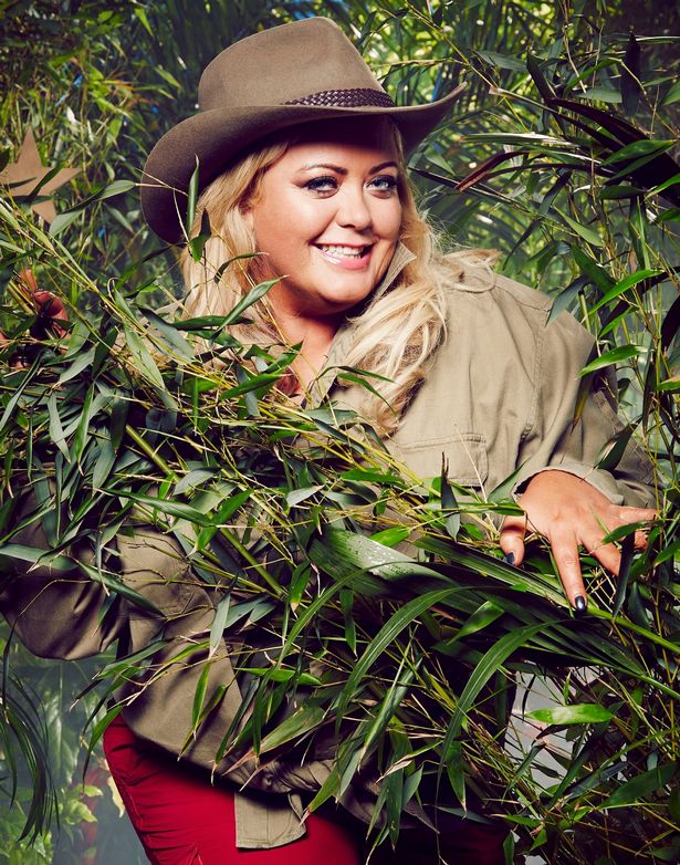 تُظهر الصور Gemma Collins في أنا من المشاهير ... أخرجني من هذا الأزياء الأساسية - مع قبعة وقميص بيج وسروال شحن أحمر - كما تطرح في الشجيرات