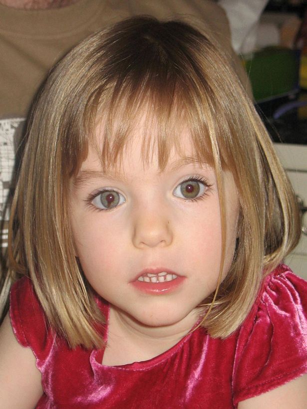 صورة من Maddie المفقودة ، التي تنظر إلى الكاميرا ، التي اختفت في 3 مايو 2007 خلال عطلة عائلية في Praia da Luz ، البرتغال.