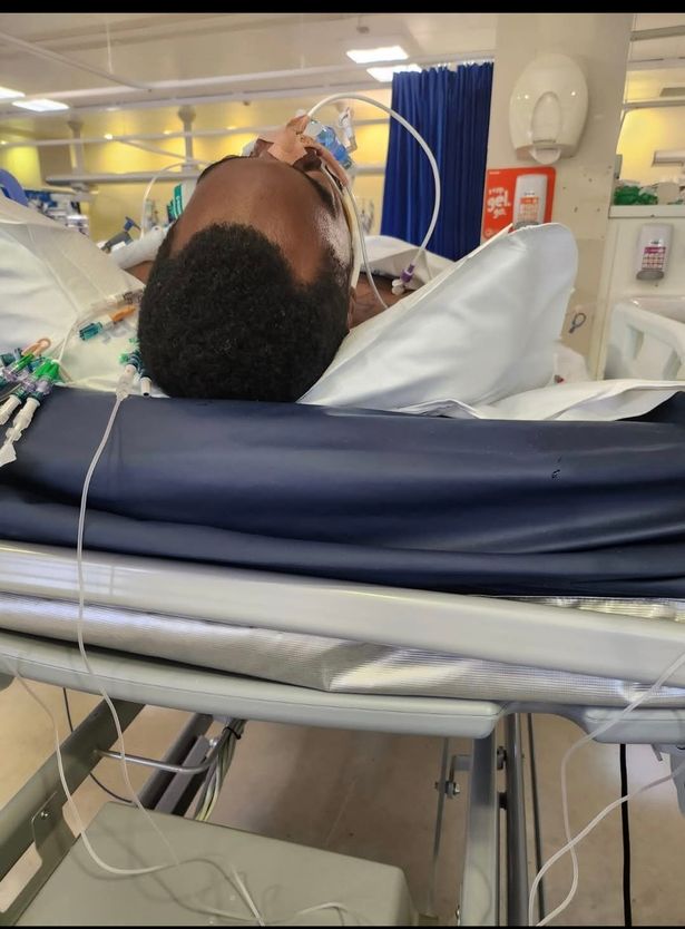 رجل في سرير المستشفى