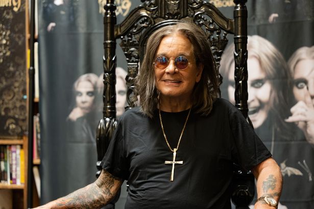 Long Beach ، كاليفورنيا - 10 سبتمبر: الموسيقي Ozzy Osbourne يوقع نسخًا من ألبومه "رقم المريض 9" في موسيقى بصمات الأصابع في 10 سبتمبر 2022 في لونج بيتش ، كاليفورنيا. (تصوير Scott Dudelson/Getty Images)