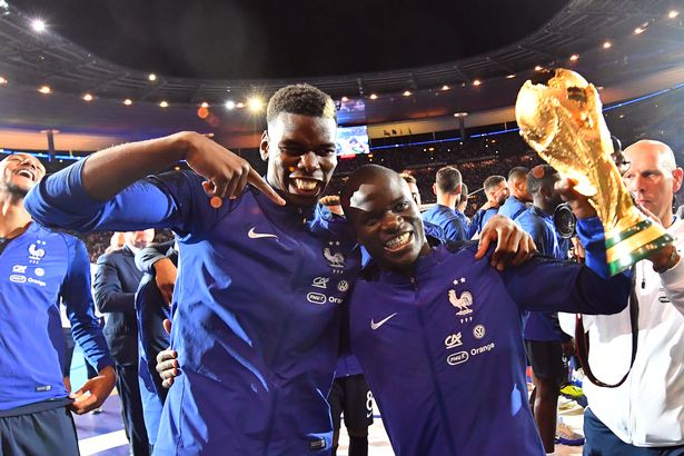 بول بوجبا ، نغولو كانتي من فرنسا ، يحتفل مع كأس العالم بعد مباراة دولة دولة الاتحاد الأوروبي في فرنسا بين فرنسا وهولندا في ستاد دي فرنسا في 9 سبتمبر 2018 في باريس ، فرنسا
