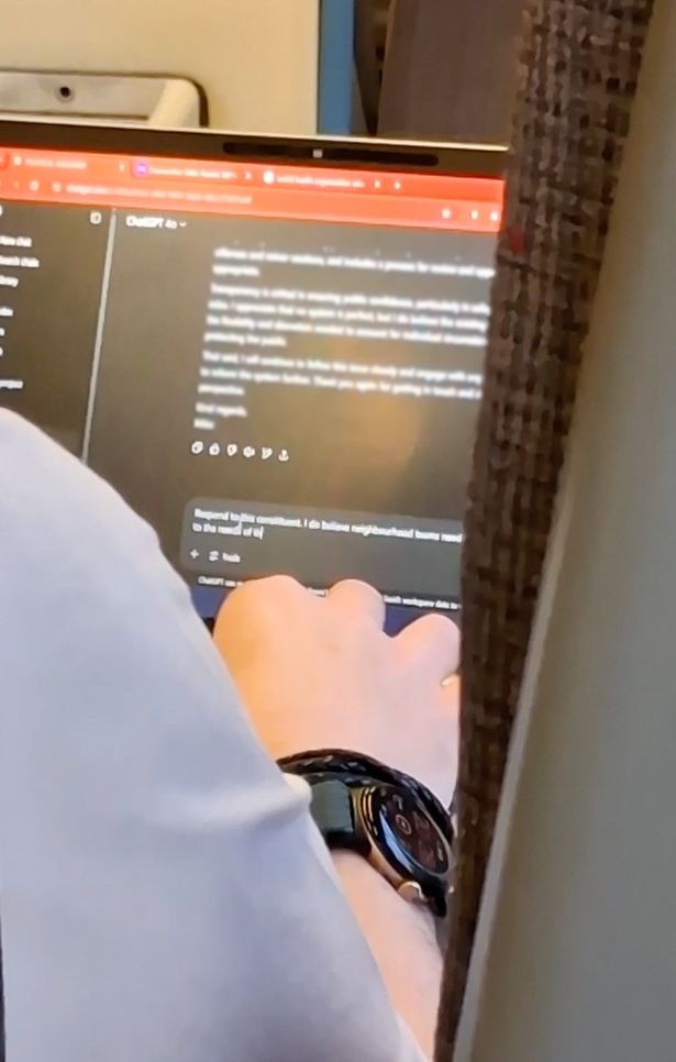 النائب العمالي مايك ريدر باستخدام أ "شاشة الخصوصية"، المصممة لتقليل الزاوية التي يمكن للمتفرجين من خلالها قراءة الشاشة