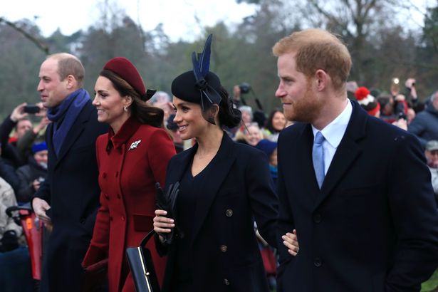King's Lynn ، إنجلترا - 25 ديسمبر: (LR) الأمير وليام ، دوق كامبريدج ، كاثرين ، دوقة كامبريدج ، ميغان ، دوقة ساسكس والأمير هاري ، دوق ساسكس يغادرون بعد حضوره خدمة كنيسة عيد الميلاد في كنيسة القديس ماري ماجدالين في سندنجهام في 25 ديسمبر 2018 في لين كينجز ، إنجلاند. (الصورة من قبل ستيفن بوند/غيتي إيرش)