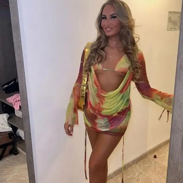 أليشا كوك إيبيزا بوس صديقة