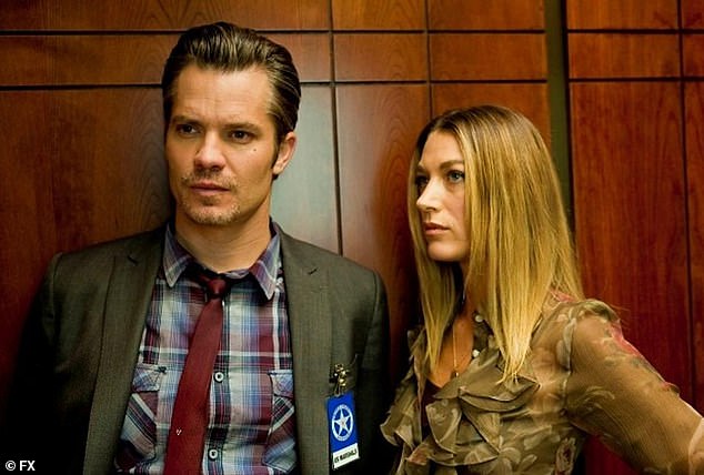 The Beauty As Winona Hawkins مع Timothy Olyphant على ما يبرره الذي تم بثه من عام 2010 حتى عام 2015