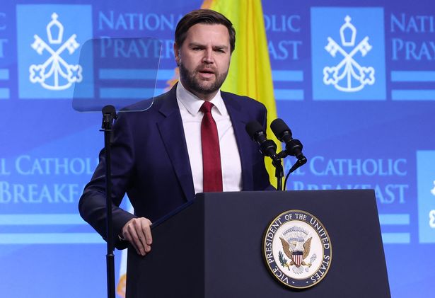 بقي نائب الرئيس JD Vance صامتًا طوال الاجتماع