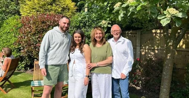 عانى جراهام بيل من Wirral من خراج الدماغ. هو مصور هنا مع عائلته