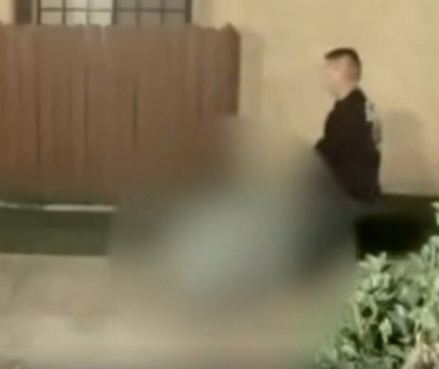 التقطت لقطات جرس الباب الزوج الذي يتحرك شيئًا ملفوفًا في ورقة 