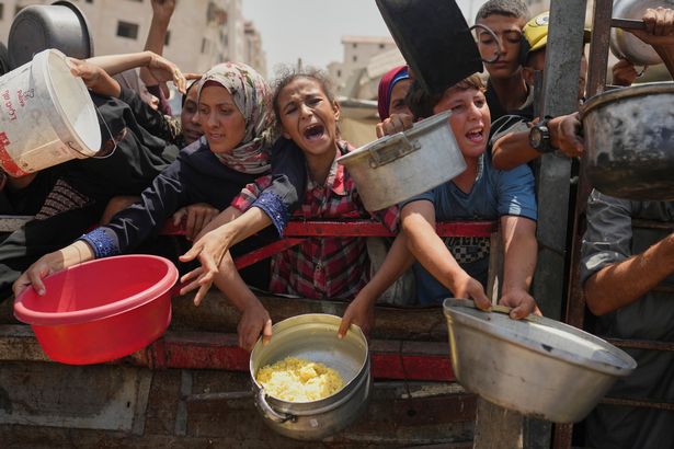 يكافح الفلسطينيون من أجل التبرع بالطعام في مطبخ مجتمعي في مدينة غزة ، شمال غزة ، السبت ، 16 أغسطس 2025