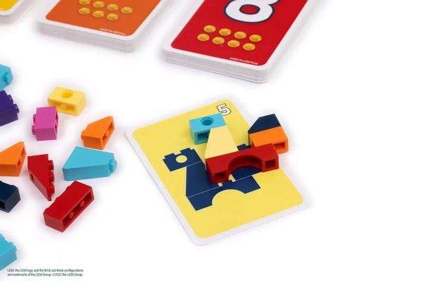 يجب على اللاعبين بناء مجموعة متنوعة من تصميمات LEGO في تتابع سريع مع إشارات شفهية فقط من شريكهم.