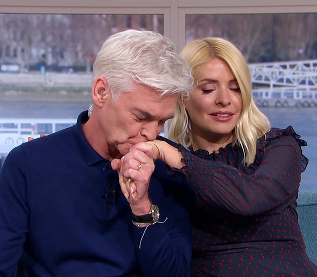 في فبراير 2020 ، أشاد Schofield ، التي تم تصويرها مع Holly Willoughby المشارك ، زوجته