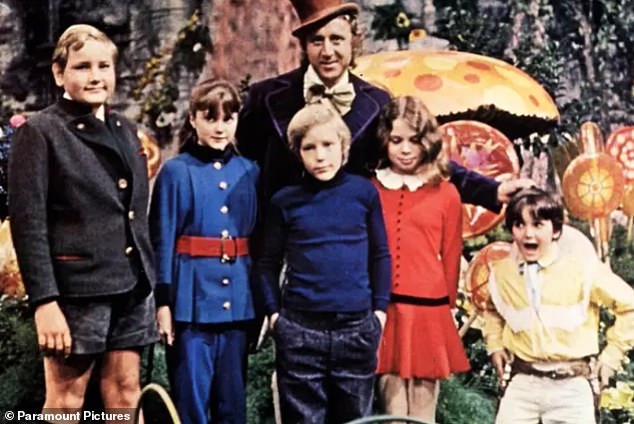 (LR) Augustus Gloop (Michael Bollner) و Violet Beauregarde (Denise Nickerson) و Gene Wilder (Willy Wonka) و Charlie Bucket (Peter Ostrum) و Veruca Salt (Julie Dawn Cole) و Mike Teavee (Paris themmen)