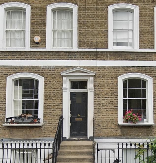 كان منزل المدينة الجورجي المكون من ثلاثة أسرّة في Islington ، شمال لندن قد حقق إيجارًا مقابل 6750 جنيهًا إسترلينيًا في الشهر ، ولكنه الآن بصدد بيعه ويجب أن يحضر حوالي مليوني جنيه إسترليني