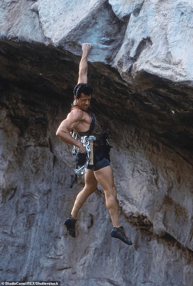 لعب ستالون دور بارك رينجر ومتسلق الجبل غابي ووكر في فيلم 1993 الذي أقيم في جبال روكي (في الصورة)