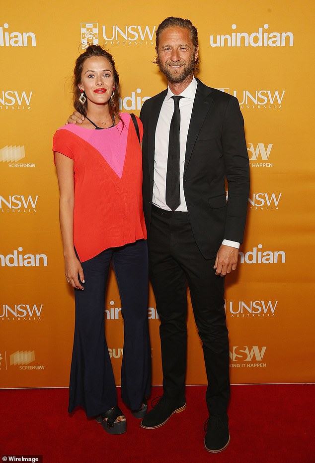 انفصلت شقيقتها الكبرى كيت فاولر عن رئيس الملياردير ميريفال جوستين هيمز في عام 2018. (يتم تصويرها معًا في العرض الأول في سيدني في أكتوبر 2015)