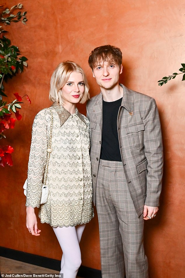 وتابعت لوسي أن تجد الحب مع صديقها الحالي موردو ميتشل ، حيث تم الكشف عن الرومانسية للزوجين لأول مرة في سبتمبر 2023 بعد أن شوهدت تقبيلها ويحضن أثناء نزهة في سوهو في لندن (في الصورة في نوفمبر) في نوفمبر)