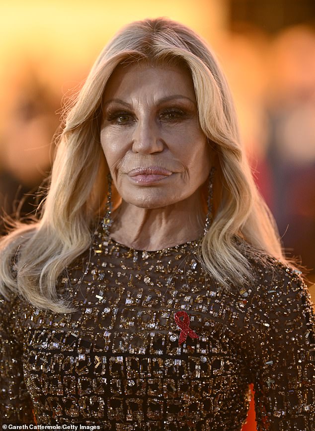 صدمت Donatella المشجعين عندما أظهرت لأول مرة نظرة جديدة تمامًا أثناء التقاط الصور في The Devil Wears Prada Musical Launch في لندن في 1 ديسمبر