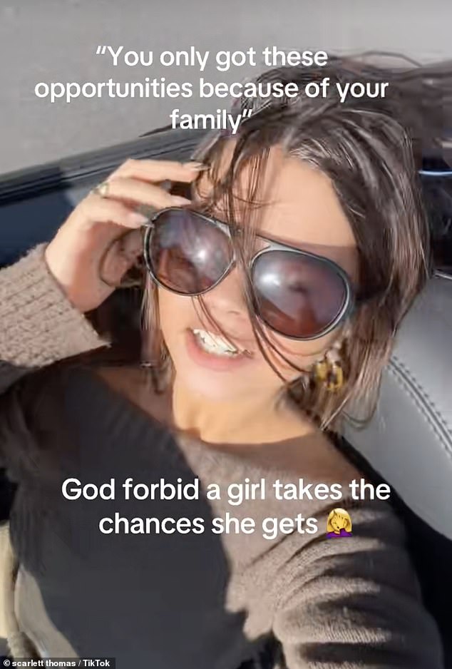 عند الانتقال إلى Tiktok ، شاركت Scarlett مقطع فيديو للاهتمام لنفسها في مقعد الراكب من قابلة للتحويل أثناء تواجدها على الشفاه إلى عام 1977.