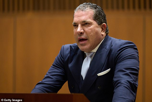تأتي الأخبار بعد شهر تقريبًا من رصد وليامز ومحامي القوة جو تاكوبينا خارج مطعم سكوت في مدينة نيويورك ، حيث أكدوا أن دعوى قضائية قادمة 