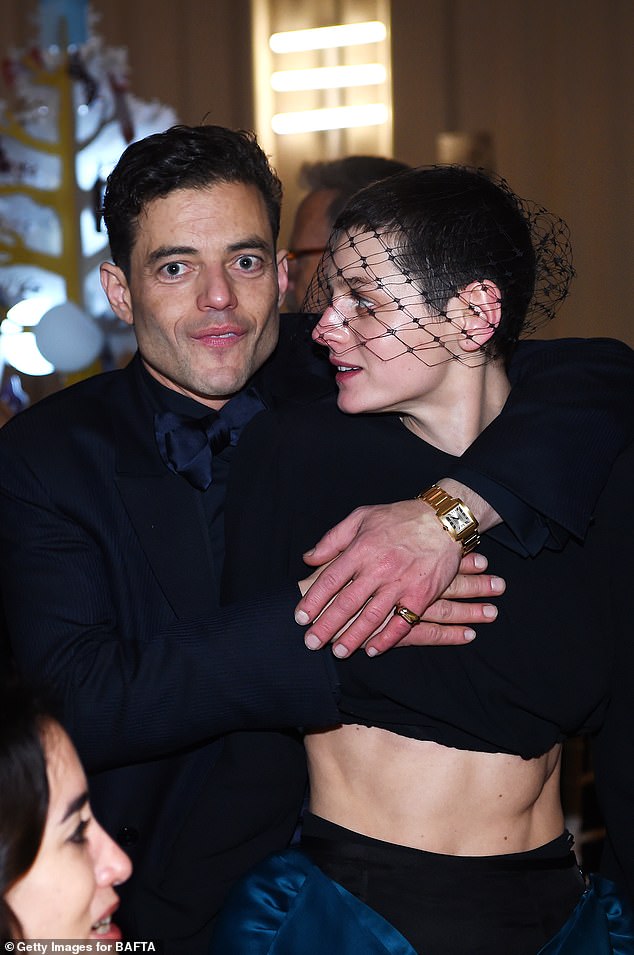 بينما انتقل رامي أيضًا ، وسرعان ما ضرب علاقة مع إيما كورين وبحسب ما ورد ينتقل معًا العام الماضي (في الصورة معًا العام الماضي)