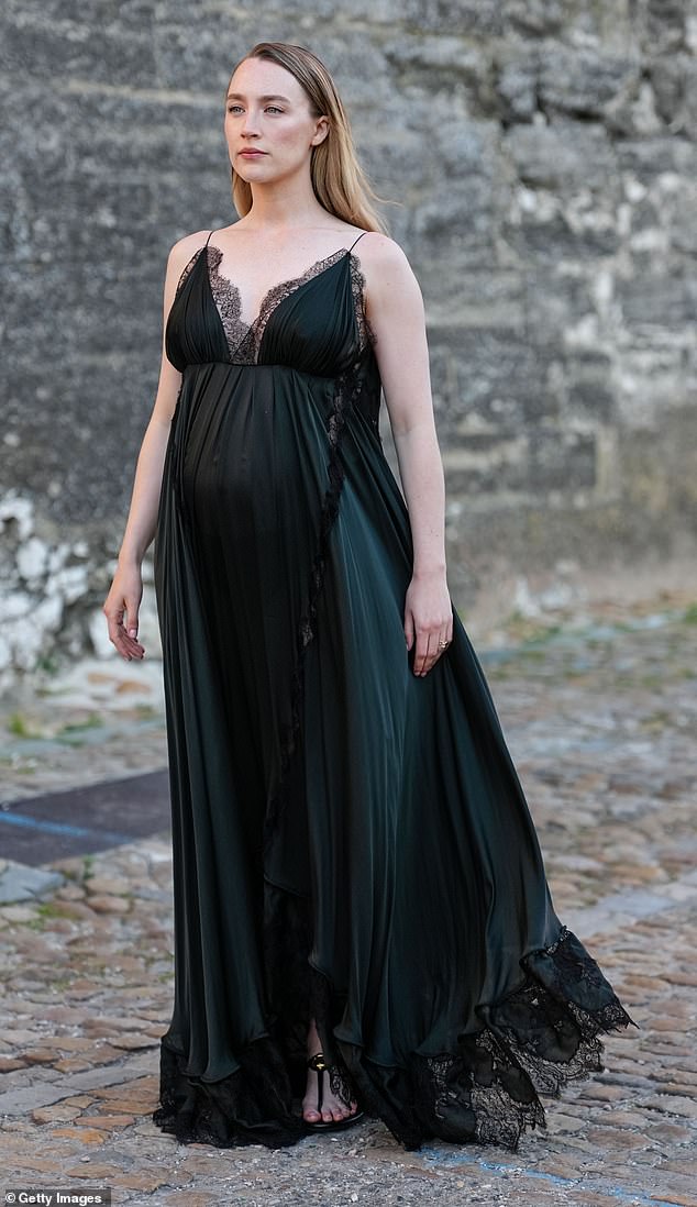 ظهر حمل Saoirse عندما ظهرت لأول مرة في عثرة طفل في Louis Vuitton Cruise 2026 في PFW في مايو قبل تأكيدها من قبل منافذ مختلفة