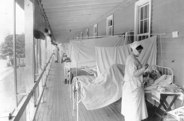 ملف - في صورة نوفمبر 1918 هذه التي تم توفيرها من قبل مكتبة الكونغرس ، تأخذ ممرضة نبض أحد المريض في جناح الأنفلونزا في مستشفى والتر ريد في واشنطن. يعتقد المؤرخون أن الوباء بدأ في كانساس في أوائل عام 1918 ، وبحلول شتاء عام 1919 ، أصيب الفيروس بثلث سكان العالم وقتل ما لا يقل عن 50 مليون شخص ، بما في ذلك 675،000 أمريكي. وضعت بعض التقديرات الخسائر تصل إلى 100 مليون. (Harris & Ewing/Library of Congress عبر AP ، ملف)