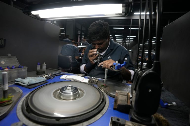 يتحقق Kurjibhai Makwana من تلميع الماس الذي يزرعه المختبر في Greenlab Diamonds ، في سورات ، الهند ، الاثنين ، 5 فبراير 2024 (AP Photo/Ajit Solanki)