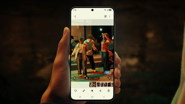الشخص الذي يحمل Samsung Galaxy S25 Fe