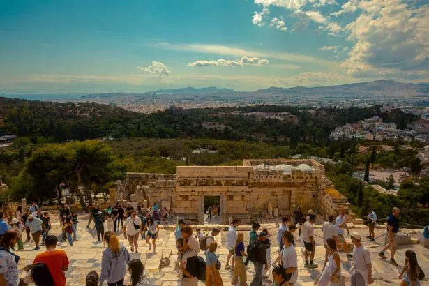 الكثير من السياح في Propileos ، في Acropolis من أثينا