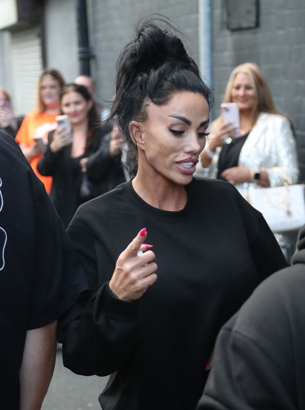 استقبل المشجعون كاتي عندما وصلت إلى العرض