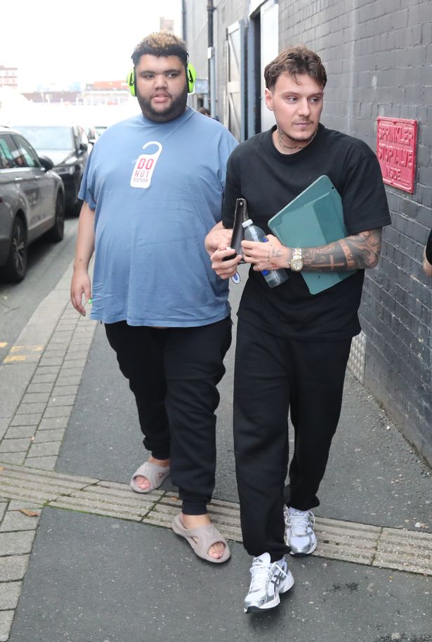 شوهد JJ وهو يرشد هارفي إلى المسرح في لحظة حلوة