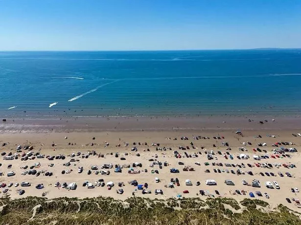 ما يقدر بنحو 1500 سيارة متوقفة على بلاك روك راندز يوم السبت الماضي حيث بلغت درجات الحرارة 30 ثانية