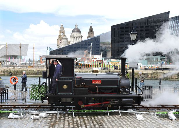 صورة سكة حديد Ffestiniog & Welsh Highland التي يتم قيادتها على طول Dock Albert في ليفربول