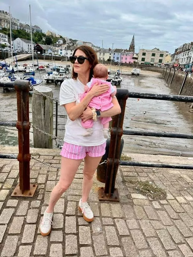 يتمتع Aimee بيوم في الخارج مع Baby Charli 