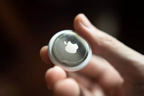 بانكوك ، تايلاند - فبراير 5 ، 2022: Airtag هو جهاز تتبع تم تطويره بواسطة Apple.