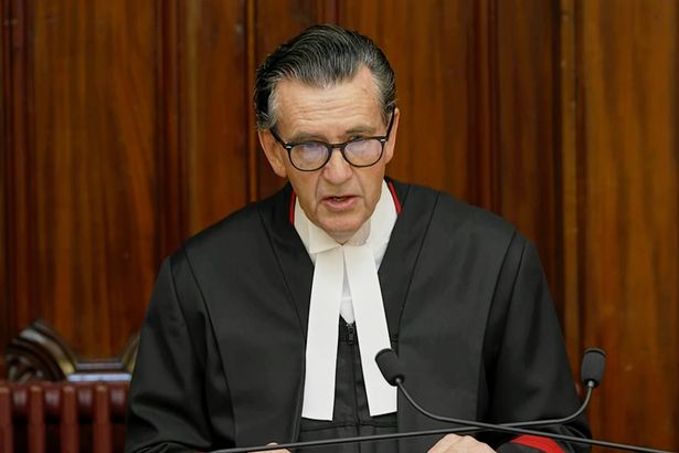 القاضي كريستوفر بيل يخاطب المحكمة وهو يقرأ الحكم على القائم الثلاثي إرين باترسون 